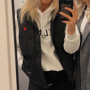 Canada Goose väst - En Canada Goose väst i äldre modell. Väldigt sparsamt använd! Unisex storlek, så passar S/M😎