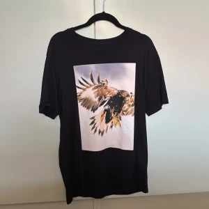 Hugo Boss t-shirt - Fin Hugo Boss T-shirt som endast är använd ett fåtal gånger. Säljs pga just den anledningen: kommer inte till användning för sambon längre💫 pris kan diskuteras. Och vill man ha fler bilder löser vi det såklart!