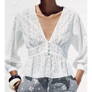 Vit blus - Superfin vit blus från Zara ej använd! Storlek L men liten i storlek, känns mycket mer som M/S💘