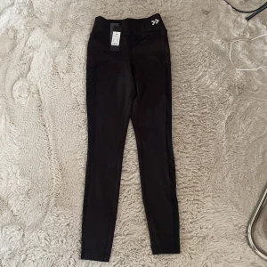 Svarta träningstights XS - Nya oanvända svarta träningstights. Lappen är kvar. Skriv om du vill ha mer bilder😊