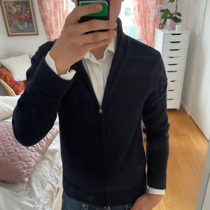 Svart merinoullskofta These Glory Days - Snygg mörkblå kofta från These Glory Days i mjuk merinoull. Nypris 1199