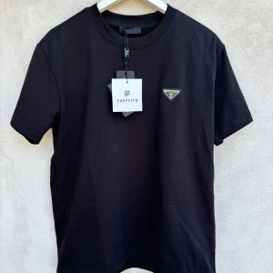Prada T shirt - Helt Ny - Riktigt snygg Prada T shirts helt ny med tags och äktahetsbevis. Storleken är S men passar M. Tveka inte ställa frågor vid intresse🙌