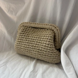 Guldig clutch  - Virkad clutch i en härlig glittrig nyans av guld. ✨ Mått: B24xH18 @designbybela