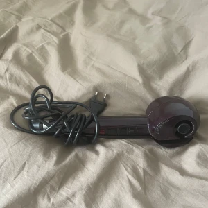 Locktång BaByliss Curl Secret - Säljer en locktång. BaByliss Curl Secret. Man håller in på en knapp och den lockar automatisk. Använd fåtal gånger 
