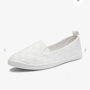 Studentskor / sommarsko  - Snygga och söta slip on skor som passar perfekt till studenten 🤩De är i stolek 37 men passr även om man har storlek 38! Skorna är köpta på skopunkten. Skriv för fler bilder eller frågor!☺️