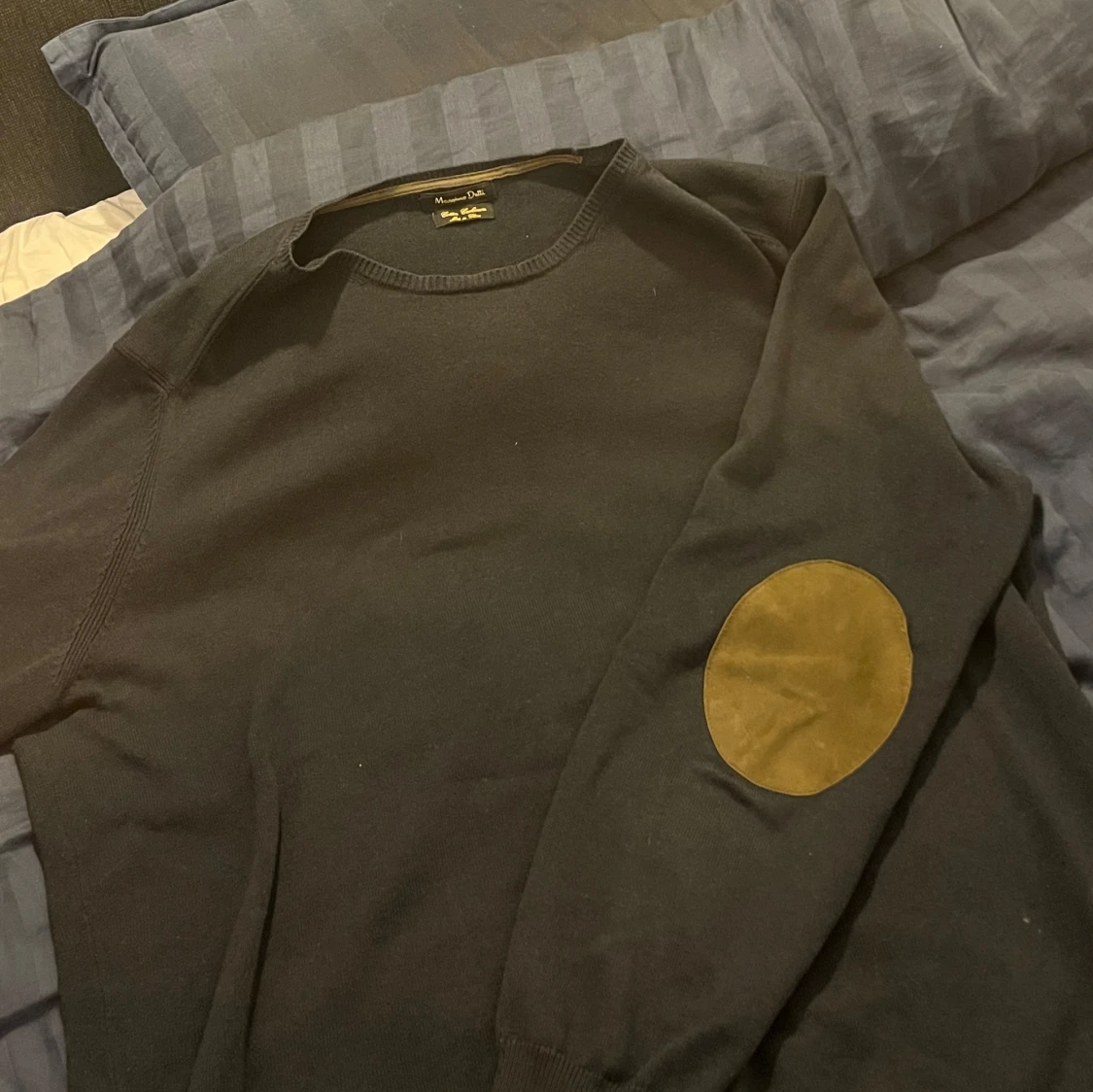 Svart tröja Massimo Dutti med mockadetaljer