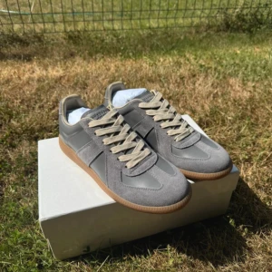 Maison margielas - Tja, nu säljer vi dessa as feta eftertraktade maison margielas perfekta nu till sommarn och hösten!!! Dom är knappt använda använts kanske 2-3 gånger🤩 dom är äkta och kvitto och allt org medföljer🤑ny pris : 7500kr. Skriv vid minsta fundering!!! Köp inte än mig skriv gärna då jag är utomlands 