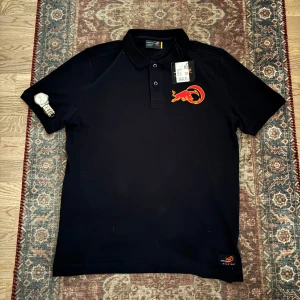 Sail racing bull pike - Säljer en mörkblå Sail Racing bull pike i storlek M! Riktigt snygg och limiterad! Aldrig använd och taggen sitter kvar) Nypris: 700 Mitt pris: 500! Hör av er vid minsta lilla fundering⭐️⭐️⭐️⭐️⭐️