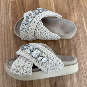 Beige sandaler från Inuikii med stenar - Jättefina tofflor som inte kommer till användning längre. Alla stenar sitter kvar. Mycket fint skick!