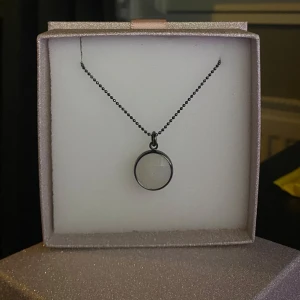 Svart halsband med rund glasberlock - Halsband med tunn kulkedja i svart metall och en rund, transparent glasberlock. Kedjan är lång. Skriv vid frågor❤️