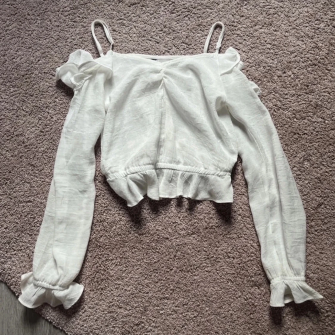 Vit blus med volang och offshoulder