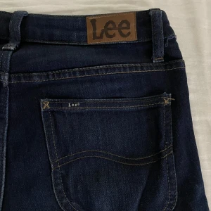 Mörkblå Lee jeans regular straight W28 L31 - Säljer blåa lee jeans som ej passar. De är i W28 och L31 och är använda en del och är lite trampade på nere vid foten men inget som syns vid användning. De är medelhöga i midjan och rätt stretchiga. Frågor och prisförslag är bara att skicka privat så svarar jag så fort jag kan💓