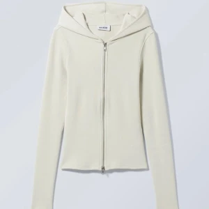 Weekday Cut Tight Zip Hoodie / Ribbad Tight Tröja Med Dragkedja - Säljer denna populära off-white färgade toppen från Weekday i st. XS. 🤍 Använd fåtal gånger och är i super skick! FASTPRIS!! 