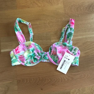 Bikini från NAKD - Helt ny bikiniöverdel 🌸 aldrig använd och alla lappar sitter kvar! True to size och kan även regleras i banden samt där bak 💓