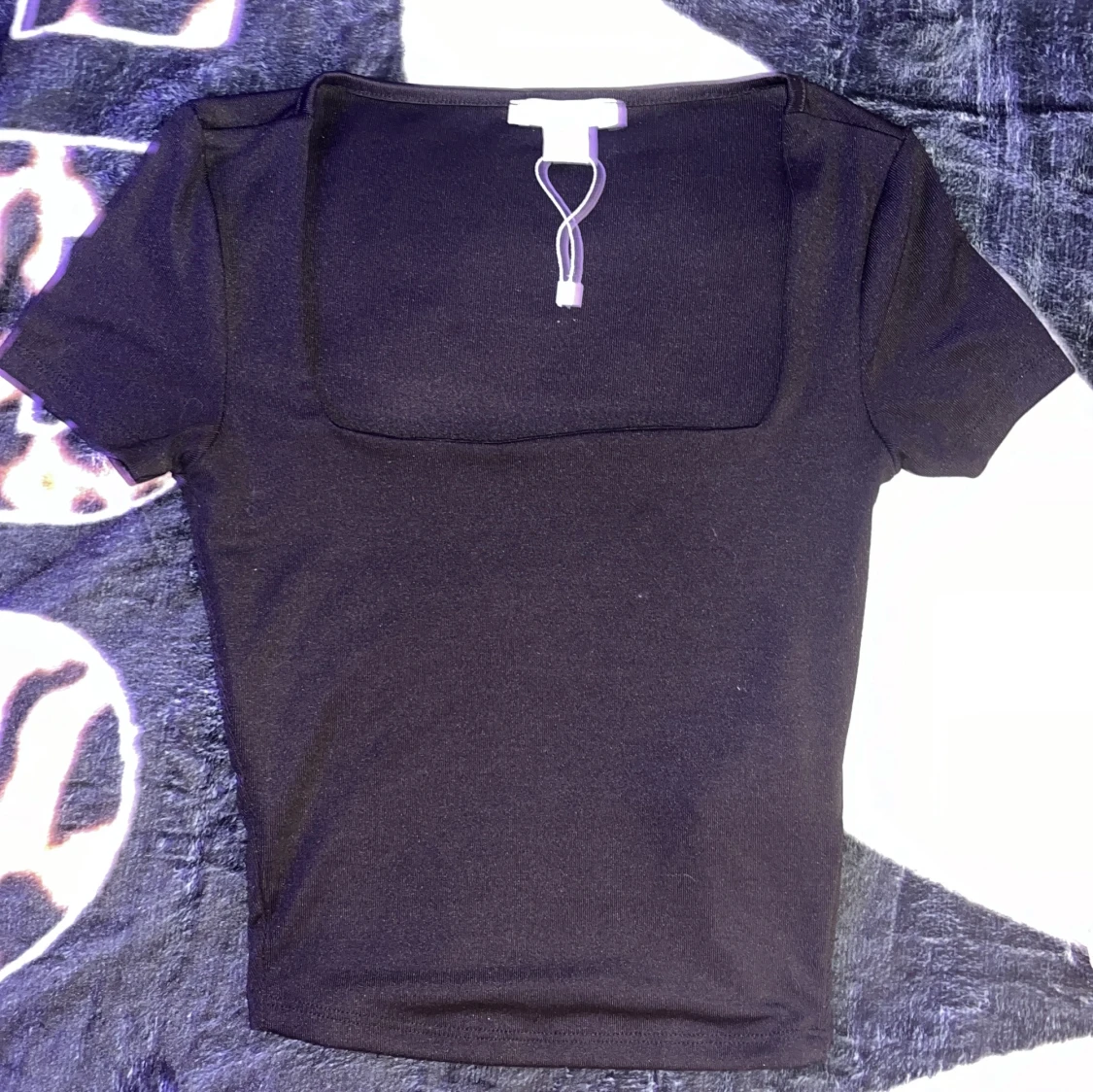 Svart topp med fyrkantig ringning