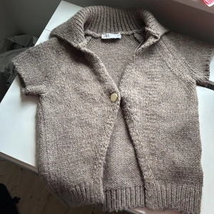 Beige stickad kofta från Zara - Supergullig stickad kofta från Zara  med korta ärmar 🩷Finns ej kvar att köpa från Zara. 