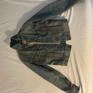Ge förslag❗️Klassisk jeansjacka från Lee, S - Säljer en snygg blå jeansjacka från Lee i storlek S. Jackan har klassiska bröstfickor med knappar, gul kontrastsöm och Lee-logga på fickan. Perfekt för dig som gillar en tidlös och avslappnad stil. Passar till allt och är ett måste i garderoben.