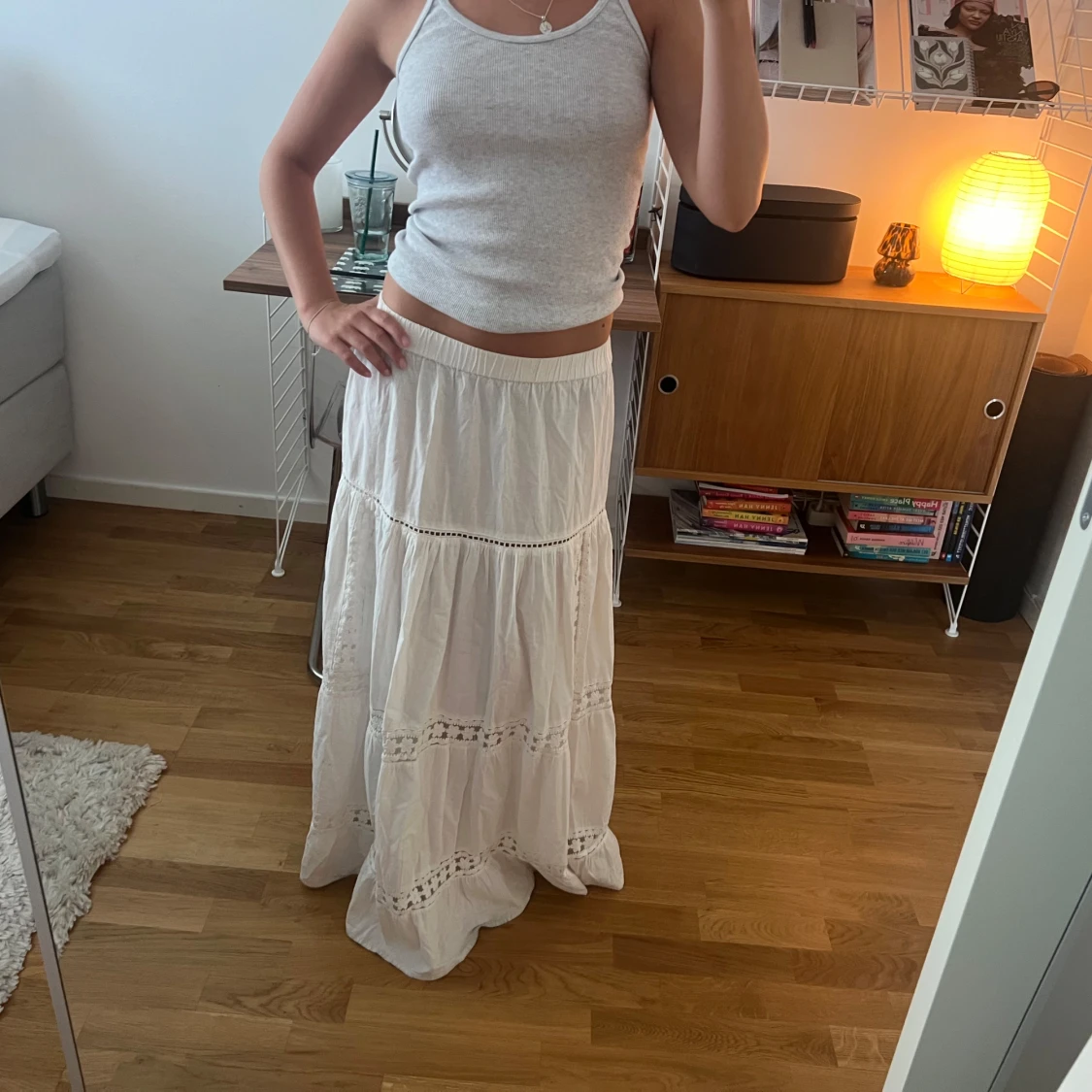 Vit långkjol med spetsdetaljer - 4