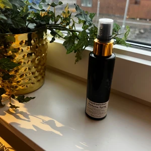 Contradiction Perfume Spray 120ml - En stilren svart parfymflaska med guldig spraykork och vit etikett. Contradiction Perfume Spray är handgjord i Lancashire och rymmer 120 ml. Flaskan har en modern look och passar perfekt på hyllan för dig som gillar unika dofter.