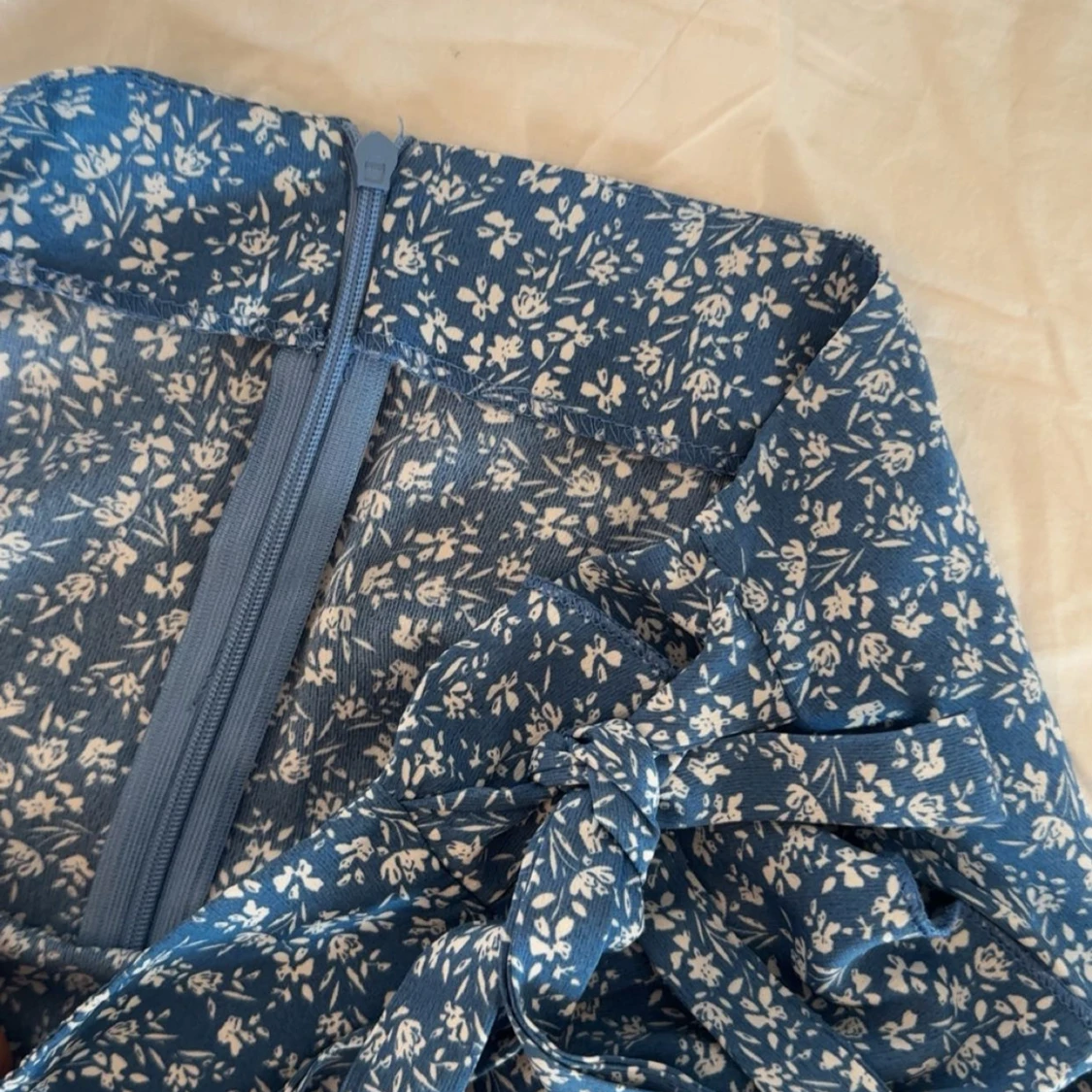 Blå blommig omlottkjol med volang - 3