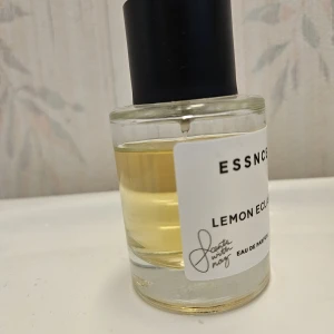 ESSNCE Lemon Eclair parfym - Underbar parfym från ESSNCE med doften Lemon Eclair. Den är helt slutsåld hos dem och var limited edition, så den kommer så vitt jag förstår inte komma tillbaka i deras sortiment. Doftar magiskt men passade inte mig riktigt.