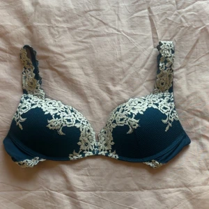Mörkblå spets-bh med blommig detalj från intemissmi  - Jätte fin bh i 75C, vill byta storlek till en 75B då så om någon är intresserad så hör av dig!💋