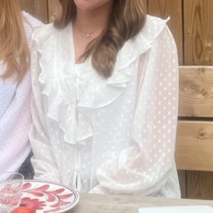 somrig vit volang blus långärmad  - Säljer min söta långärmad blus💞💞väldigt bra skick💞💞 Perfekt till jeans eller jeansshorts i sommar