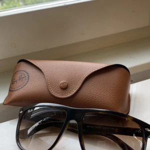 Ray-Ban Boyfriends 4147 - Ett par oanvända Ray Ban Boyfriend solglasögon med tonade glas. Felfria