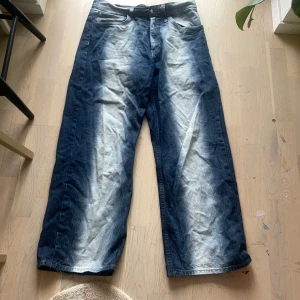 Wide jeans från Weekday, blå 32/32 - Säljer ett par blå jeans från Weekday i modellen Looser. Bred passform och använda 3 gånger. Lite slitningar på insidan av byxbenen (se bild) 