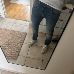 Replay Anbass blå jeans herr - Säljer ett par snygga Replay Anbass jeans i klassisk blå tvätt. Strl w33 L34