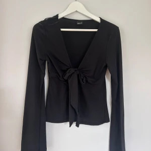 Blus  - Blus från gina tricot. Knappt använd!🤗