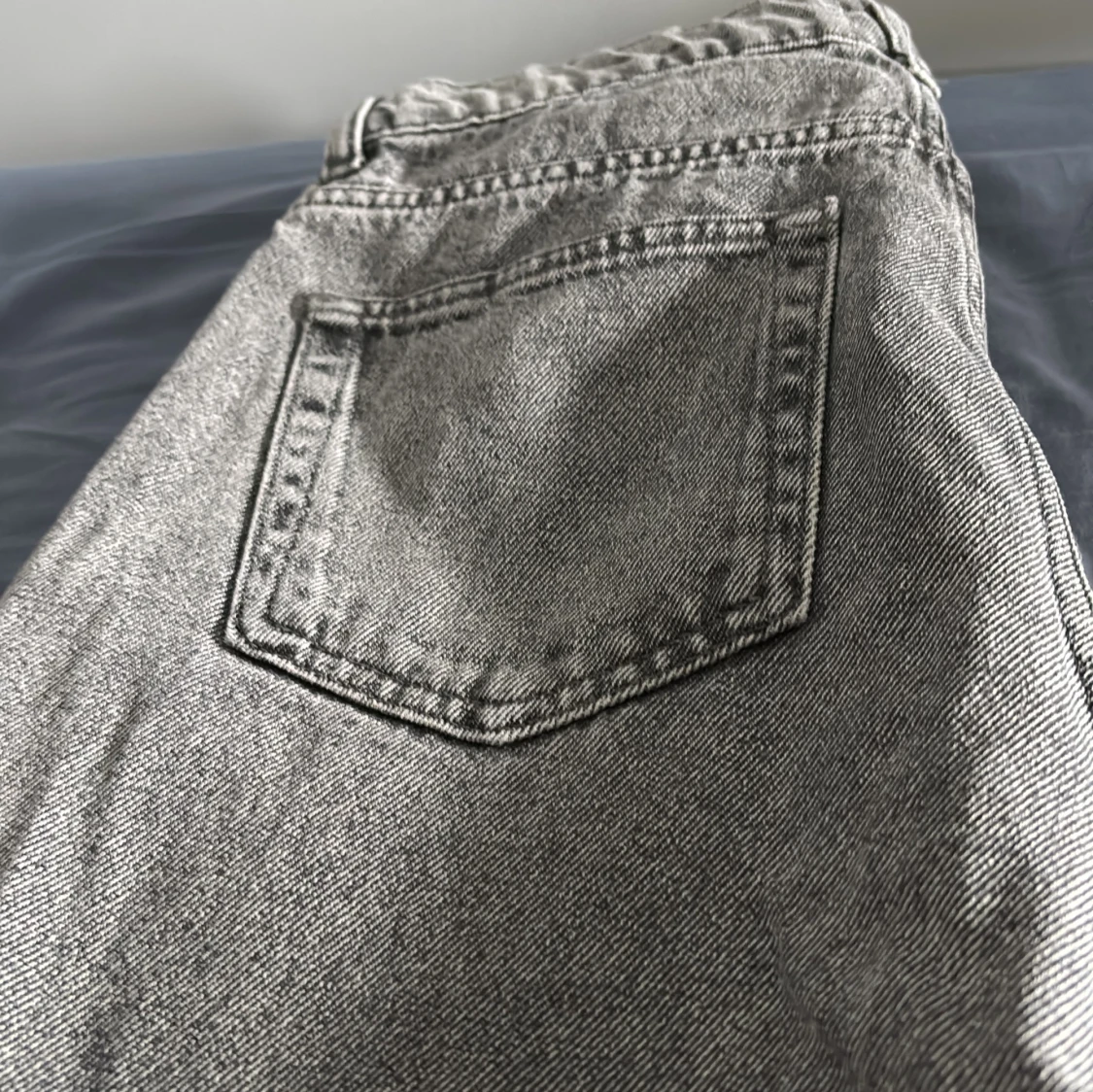 Grå jeans från Grunt i rak modell - 1