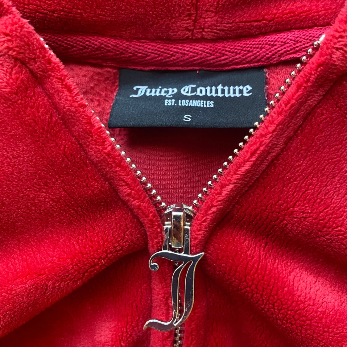 Röd velour hoodie från Juicy Couture - 2