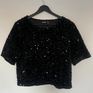 Paljett tröja - Svart tjockare t-shirt med paljetter på från Pieces i storlek M. Endast använd två gånger så är precis som ny.🤍(återpublicerar då den aldrig användes till det tänkta eventet)