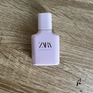 Zara parfym twilight mauve  - Zara parfym i doften twilight mauve, väldigt fräsch, 30 ml knappt använd