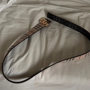 Burberry bälte  - Snyggt Burberry-bälte i svart och beige. 