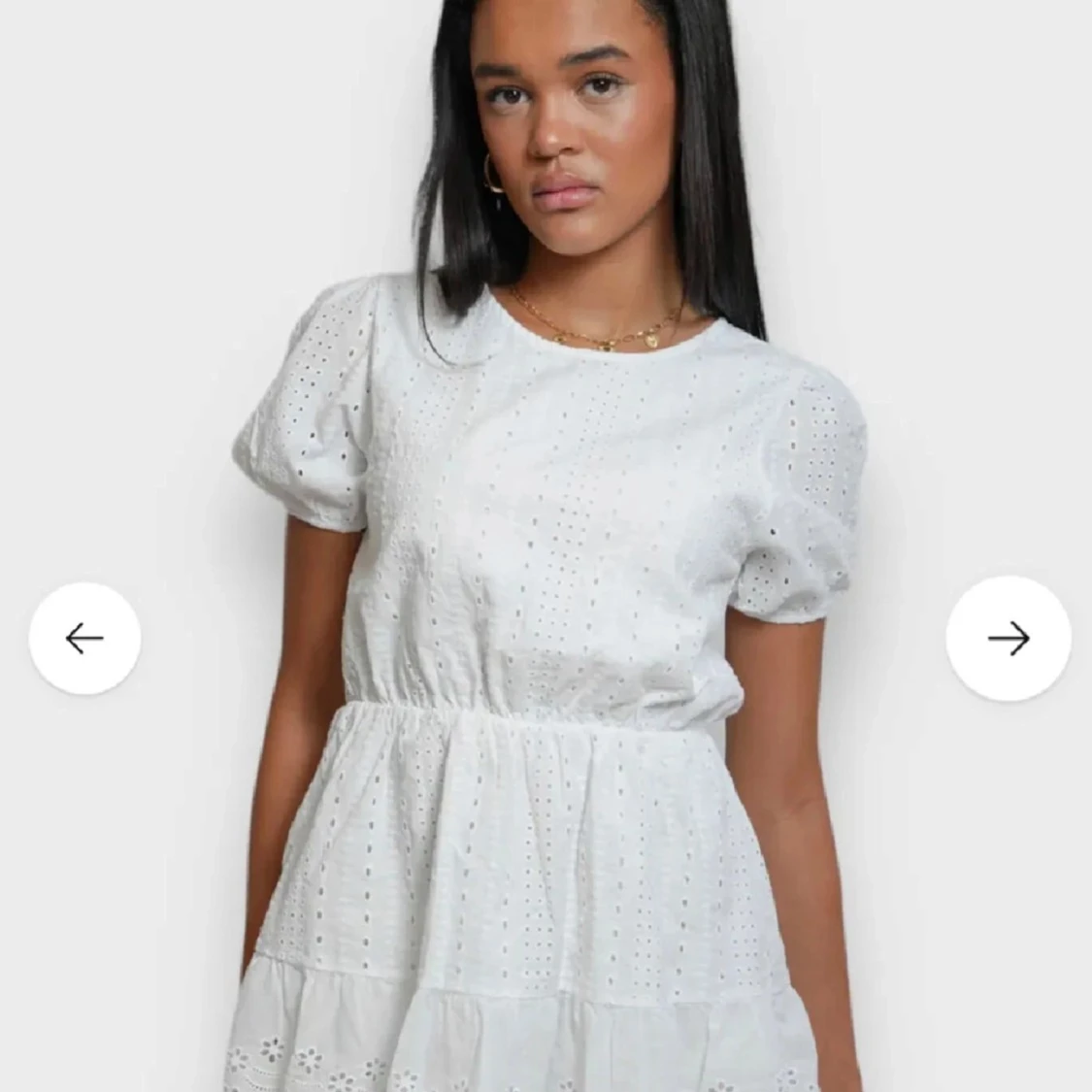 Vit broderad kortklänning med volang - 2