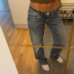 lågmidjade jeans - weekday jeans med rak passform och låg midja.