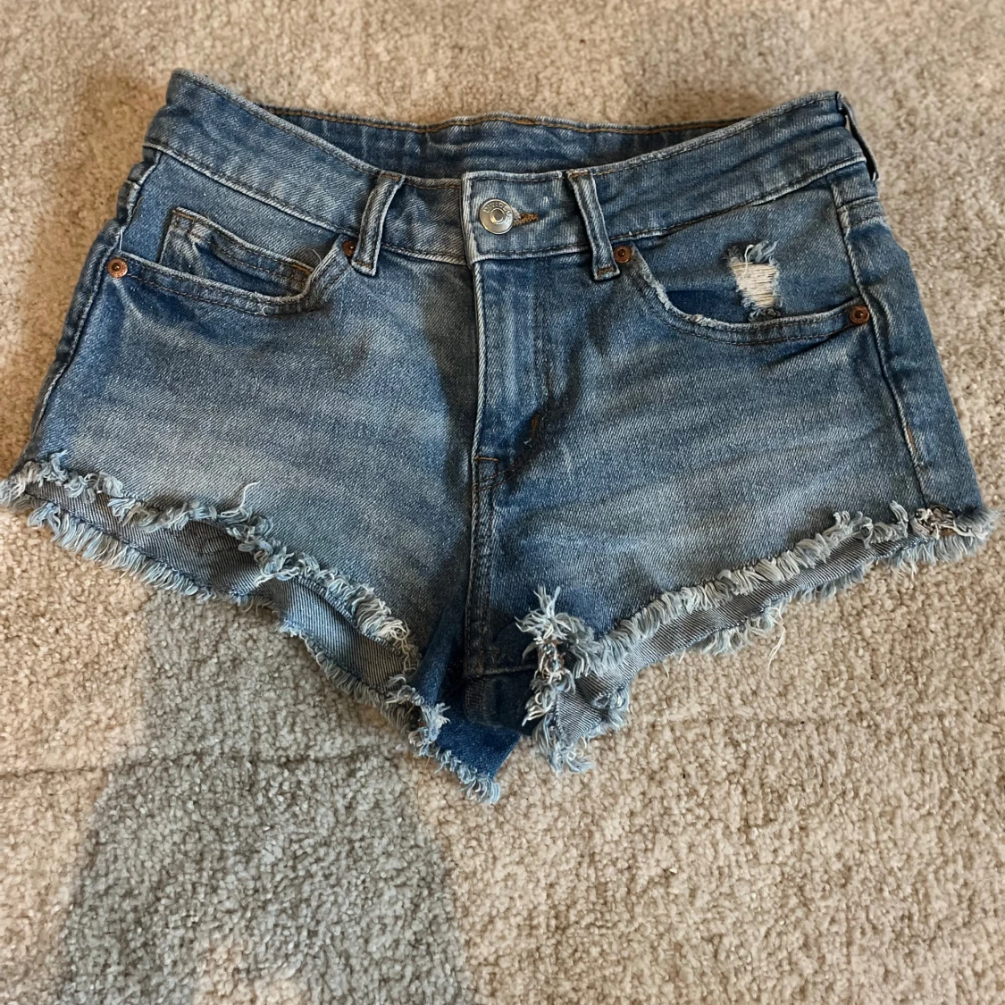 Två par jeansshorts med fransig kant - 3