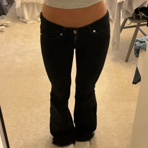 Svarta jeans  - Lådmidjade, bootcut, svarta, eftertraktade only jeans. Inga defekter. Jag är 160❣️midjemåttet: 37 cm rakt över 