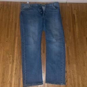 Levis 501 jeans - Blå Levis 501 jeans, använt 1-2 gånger. Storlek W36 L30. Pris kan diskuteras 