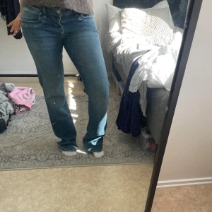 Jeans LTB - Lågmidjade jeans från LTB köpt på Zalando i vintras men har endast använd en gång, är som nyskick, har inga defekter. Jeansen är storlek W30 L34, alltså ungefär L och det är lite längre. Men det är väldigt stretchiga jeans, vilket kan passa större storlek. Kontakta mig vid frågor💕😊