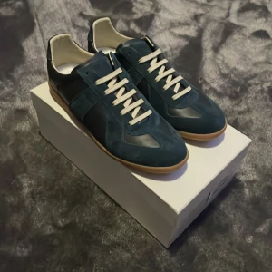 Maison Margiela gats  - Tja säljer dessa stillrena Masion Margeila Gats i färgen Navy: Nyskick 10/10 aldrig använts: Kostar runt 7000 kr nypris säljer för 3999 kr. ( Allt ingår Dustabag och Boxen tillkommer vid köpet) Vid fler frågor meddela gärna mig, Snabbaffär föredras. MVH WLF