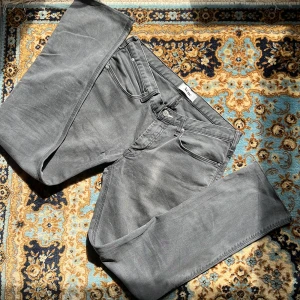Svarta jeans Acne Max/Filter, 33/34 - Tvärfeta mörka jeans i ett lite tunnare material, passar riktigt bra en varm sommar som denna! Perfekta för dig som gillar stilrena och tidlösa jeans. Har någon enstaka fläck och är uppsydda för att passa ca 32/30 -32/31