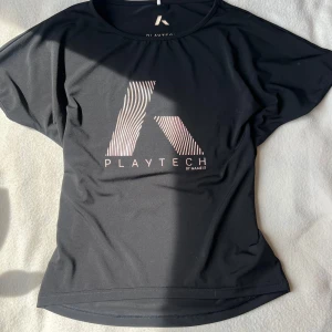 Svart tränings-t-shirt - Svart luftig t-shirt i superskönt material. Den är i barnstorlek men passar xxs🥰