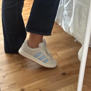 Adidas campus 00 - Säljer då jag inte använder dom! Använt 1 gång ute (man får med ljusblåa snörer också)