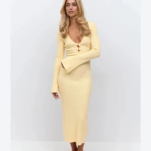 Ljusgul ribbad långklänning - Aldrig använt är i nyskick.