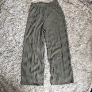 Gröna vida ribbstickade byxor - Gröna vida ribbstickade byxor. Resår i midjan. Mjuka och Jättesköna!  Midja tvärsöver 33 cm- töjbar Innerbenslängd 70 cm