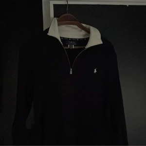 Ralph Lauren cardigan - Säljer nu denna full zipen från Ralph Lauren då den inte kommer till användning längre. Storleken är XL i barnstorlek som motsvarar xs i herr storlek. Hör av er vid frågor!