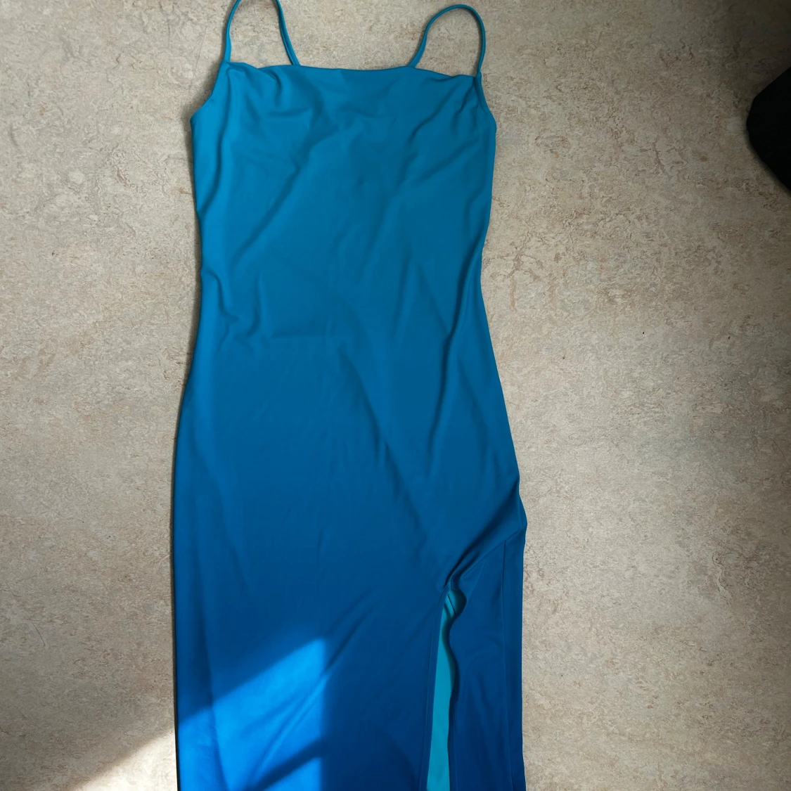 Blå långklänning med slits - 3